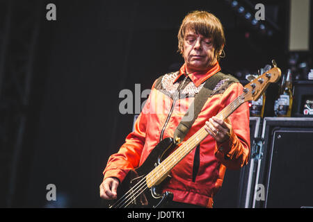 London, UK. 17. Juni 2017. Mani von The Stone Roses Durchführung einen Ausverkauf Show im Wembley Stadion in London, 2017 Credit: Myles Wright/ZUMA Draht/Alamy Live News Stockfoto