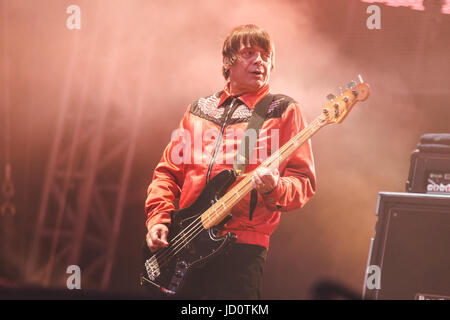 London, UK. 17. Juni 2017. Mani von The Stone Roses Durchführung einen Ausverkauf Show im Wembley Stadion in London, 2017 Credit: Myles Wright/ZUMA Draht/Alamy Live News Stockfoto