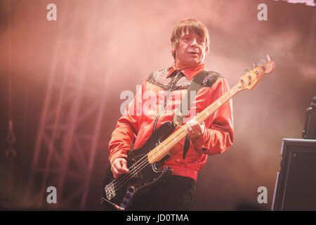 London, UK. 17. Juni 2017. Mani von The Stone Roses Durchführung einen Ausverkauf Show im Wembley Stadion in London, 2017 Credit: Myles Wright/ZUMA Draht/Alamy Live News Stockfoto
