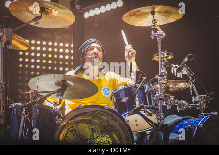London, UK. 17. Juni 2017. Alan Wren von The Stone Roses Durchführung einen Ausverkauf Show im Wembley Stadion in London, 2017 Credit: Myles Wright/ZUMA Draht/Alamy Live News Stockfoto