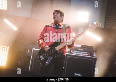 London, UK. 17. Juni 2017. Mani von The Stone Roses Durchführung einen Ausverkauf Show im Wembley Stadion in London, 2017 Credit: Myles Wright/ZUMA Draht/Alamy Live News Stockfoto