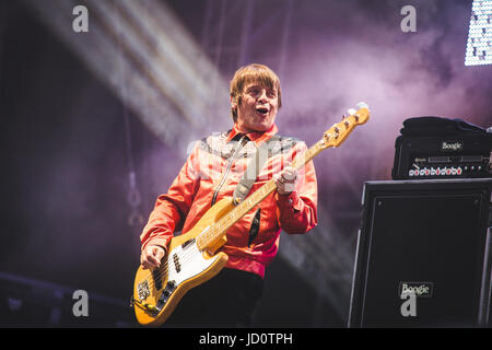 London, UK. 17. Juni 2017. Mani von The Stone Roses Durchführung einen Ausverkauf Show im Wembley Stadion in London, 2017 Credit: Myles Wright/ZUMA Draht/Alamy Live News Stockfoto