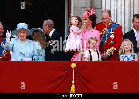 London, UK. 17. Juni 2017. HM sind Königin Elizabeth II Wellen der Menge neben Kate (Catherine Middleton) Herzogin von Cambridge, Prinz William, Herzog von Cambridge, Prinzessin Charlotte und Prinz George, Peer Phillips und Savannah Phillips, auf dem Balkon des Buckingham Palace nach Trooping die Farbe 2017. Trooping die Farbe markiert den offiziellen Geburtstag von Queens. Trooping die Farbe, London, 17. Juni 2017 Credit: Paul Marriott/Alamy Live-Nachrichten Stockfoto