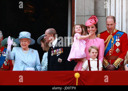 London, UK. 17. Juni 2017. HM sind Königin Elizabeth II und Prinz Philip, Duke of Edinburgh Welle, auch im Bild Prinz Charles, Prinz von Wales, links, und Kate (Catherine Middleton) Herzogin von Cambridge, Prinz William, Herzog von Cambridge, Prinzessin Charlotte und Prinz George auf dem Balkon des Buckingham Palace nach Trooping die Farbe 2017. Trooping die Farbe markiert den offiziellen Geburtstag von Queens. Trooping die Farbe, London, 17. Juni 2017 Credit: Paul Marriott/Alamy Live-Nachrichten Stockfoto