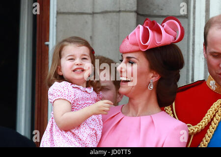 London, UK. 17. Juni 2017. Kate (Catherine Middleton) Herzogin von Cambridge und Prinzessin Charlotte auf dem Balkon des Buckingham Palace nach Trooping die Farbe 2017. Trooping die Farbe markiert den offiziellen Geburtstag von Queens. Trooping die Farbe, London, 17. Juni 2017 Credit: Paul Marriott/Alamy Live-Nachrichten Stockfoto