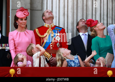 London, UK. 17. Juni 2017. Kate (Catherine Middleton) Herzogin von Cambridge, Prinzessin Charlotte, Prince George, Prinz William, Duke of Cambridge, Peter Phillips, Summer Phillips und Kinder Savannah und Isla auf dem Balkon des Buckingham Palace nach Trooping die Farbe 2017. Trooping die Farbe markiert den offiziellen Geburtstag von Queens. Trooping die Farbe, London, 17. Juni 2017 Credit: Paul Marriott/Alamy Live-Nachrichten Stockfoto