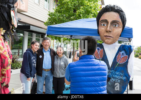 Seattle, Vereinigte Staaten von Amerika. 17. Juni 2017. Seattle, Washington: Staatliche Senator und Bürgermeisterkandidat Bob Hasegawa posiert für ein Selbstporträt mit einer Gruppe von Freiwilligen auf der Beacon Hill Block Party. Der Senator, ein langjähriger Arbeit und soziale Gerechtigkeit Aktivist aus Stadtteil Beacon Hill, hat der 11. Bezirk der Legislative seit Januar 2013 vertreten. Bildnachweis: Paul Christian Gordon/Alamy Live-Nachrichten Stockfoto