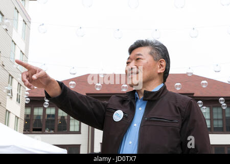 Seattle, Vereinigte Staaten von Amerika. 17. Juni 2017. Seattle, Washington: Staatliche Senator und Bürgermeisterkandidat Bob Hasegawa in El Centro De La Raza während der Beacon Hill Block Party. Der Senator, ein langjähriger Arbeit und soziale Gerechtigkeit Aktivist aus Stadtteil Beacon Hill, hat der 11. Bezirk der Legislative seit Januar 2013 vertreten. Bildnachweis: Paul Christian Gordon/Alamy Live-Nachrichten Stockfoto