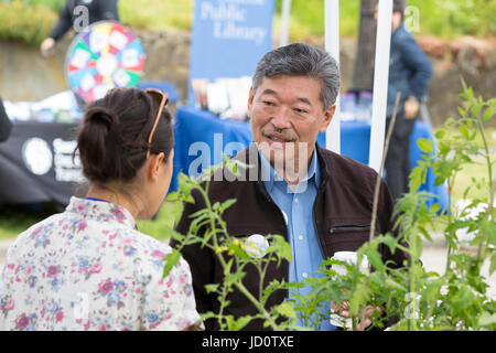 Seattle, Vereinigte Staaten von Amerika. 17. Juni 2017. Seattle, Washington: Senator des Staates und Bürgermeisterkandidat Bob Hasegawa spricht mit freiwilliger auf der Beacon Hill Block Party. Der Senator, ein langjähriger Arbeit und soziale Gerechtigkeit Aktivist aus Stadtteil Beacon Hill, hat der 11. Bezirk der Legislative seit Januar 2013 vertreten. Bildnachweis: Paul Christian Gordon/Alamy Live-Nachrichten Stockfoto