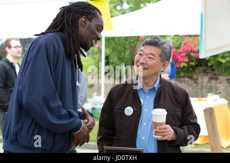 Seattle, Vereinigte Staaten von Amerika. 17. Juni 2017. Seattle, Washington: Senator des Staates und Bürgermeisterkandidat Bob Hasegawa spricht mit einem jungen Künstler auf der Beacon Hill Block Party. Der Senator, ein langjähriger Arbeit und soziale Gerechtigkeit Aktivist aus Stadtteil Beacon Hill, hat der 11. Bezirk der Legislative seit Januar 2013 vertreten. Bildnachweis: Paul Christian Gordon/Alamy Live-Nachrichten Stockfoto