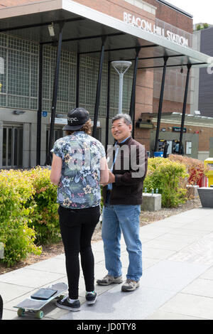 Seattle, Vereinigte Staaten von Amerika. 17. Juni 2017. Seattle, Washington: Senator des Staates und Bürgermeisterkandidat Bob Hasegawa spricht mit Brianna Davey, freiwilliger Arbeit Washington während der Beacon Hill Block Party. Der Senator, ein langjähriger Arbeit und soziale Gerechtigkeit Aktivist aus Stadtteil Beacon Hill, hat der 11. Bezirk der Legislative seit Januar 2013 vertreten. Bildnachweis: Paul Christian Gordon/Alamy Live-Nachrichten Stockfoto