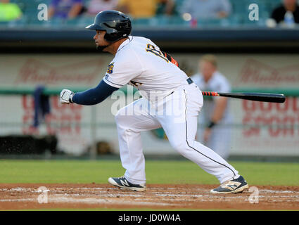 New Orleans, LA, USA. 16. Juni 2017. New Orleans Baby Kuchen Catcher Tomas Telis (18) trifft eine Single rechte Feld während des Spiels zwischen New Orleans und Round Rock Express an den Schrein auf Airline in New Orleans, Louisiana Stephen Lew/CSM/Alamy Live-Nachrichten Stockfoto