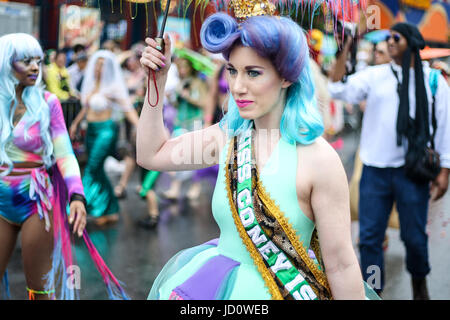 Coney Island, New York City, USA. 17. Juni 2017. Teilnehmer an The Mermaid Parade Parade: Coney Island USA auf Coney Island am 17. Juni 2017 in New York City. Bildnachweis: Brasilien Foto Presse/Alamy Live-Nachrichten Stockfoto