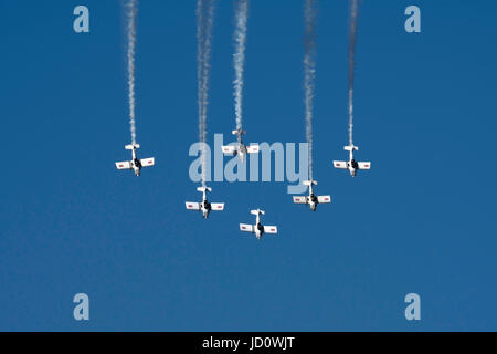 Regensburg, UK. 17. Juni 2017. Raven-Team Kunstflugstaffel führen in blauer Himmel, an einem Sommertag in Regensburg, Großbritannien. Bildnachweis: Bob Sharples/Alamy Live-Nachrichten Stockfoto