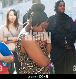 London, Vereinigtes Königreich. 17. Juni 2017. Eine Frau weinen, als sie Blumen, in der Folge am 14. Juni bringen Grenfell Tower block, Feuer, in Kensington, West London. Michael Tubi / Alamy Live News Stockfoto