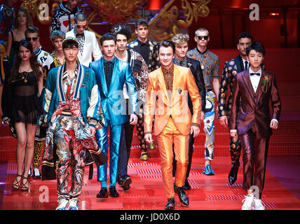 Mailand, Italien. 17. Juni 2017. Modelle laufen die Landebahn für Modehaus Dolce & Gabbana in Mailand Männer Fashion Week Frühjahr/Sommer 2018 in Mailand, Italien, am 17. Juni 2017. Bildnachweis: Jin Yu/Xinhua/Alamy Live-Nachrichten Stockfoto