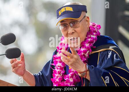 San Diego, USA. 17. Juni 2017. Seine Heiligkeit der 14. DALAI LAMA Tenzin Gyatso liefert Keynote-Rede an der University of California San Diego alle Campus Beginn 25.000 Absolventen der University of California San Diego und ihren Familien. Bildnachweis: Daren Fentiman/ZUMA Draht/Alamy Live-Nachrichten Stockfoto