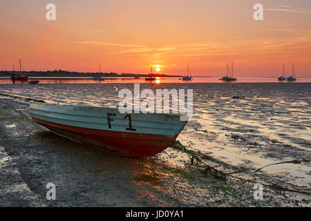 Swale Mündung, Kent, UK. 18. Juni 2017: UK Wetter. Ein trübe Sonnenaufgang über Boote wie die Flut beginnt, wieder in der Senke-Mündung an einem Tag kommen Temperaturen 30 ° c getroffen werden Bildnachweis: Alan Payton/Alamy Live-Nachrichten Stockfoto