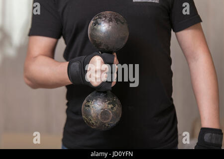 Hände des Mannes legte auf Sporthandschuhe für ein Fitness-Studio Stockfoto