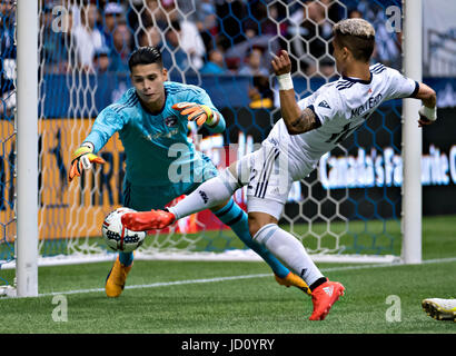 Vancouver, Kanada. 17. Juni 2017. Fredy Montero(R) der Vancouver Whitecaps FC wetteifert mit FC Dallas Torwart Jesse Gonzalez während 2017 Major League Soccer (MLS) Spiel zwischen Vancouver Whitecaps FC und FC Dallas im BC Place Stadium in Vancouver, Kanada, am 17. Juni 2017. D.C. Das Spiel gebunden 1-1. Bildnachweis: Andrew Soong/Xinhua/Alamy Live-Nachrichten Stockfoto