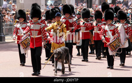 London, UK. 17. Juni 2017. Gardisten marschieren in The Mall während Trooping die Farbe Credit: Chris Carnell/Alamy Live News Stockfoto