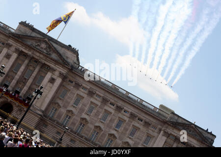 London, UK. 17. Juni 2017. Überflug über Buckingham Palace Credit: Chris Carnell/Alamy Live-Nachrichten Stockfoto