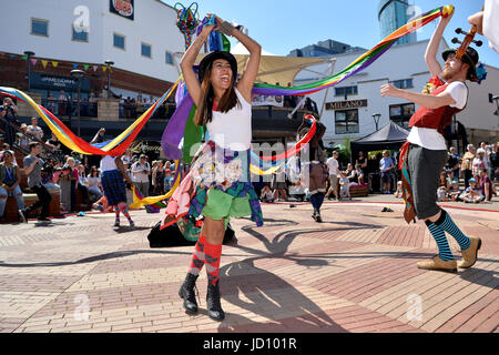 Sommer im Southside Festival in Birmingham, West Midlands, England, Großbritannien. Die jährliche Veranstaltung findet im Juni statt und wird von der Birmingham Hippodrome Theatre organisiert. Stockfoto