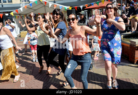 Sommer im Southside Festival in Birmingham, West Midlands, England, Großbritannien. Die jährliche Veranstaltung findet im Juni statt und wird von der Birmingham Hippodrome Theatre organisiert. Stockfoto