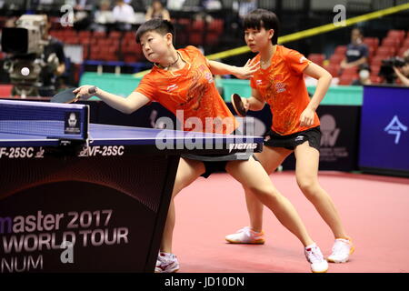 Tokyo Metropolitan Gymnasium, Tokio, Japan. 17. Juni 2017. Chen Xingtong & Sonne Yingsha (CHN), 17. Juni 2017 - Tischtennis: ITTF World Tour Japan Open 2017 Women Doppel-Finale am Tokyo Metropolitan Gymnasium, Tokio, Japan. Bildnachweis: Naoki Nishimura/AFLO SPORT/Alamy Live-Nachrichten Stockfoto