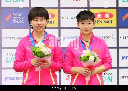 Tokyo Metropolitan Gymnasium, Tokio, Japan. 17. Juni 2017. Chen Xingtong & Sun Yingsha (CHN), 17. Juni 2017 - Tischtennis: ITTF World Tour Japan Open 2017 Women Doubles Preisverleihung am Tokyo Metropolitan Gymnasium, Tokio, Japan. Bildnachweis: Naoki Nishimura/AFLO SPORT/Alamy Live-Nachrichten Stockfoto