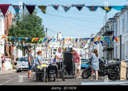 Brighton, UK. 18. Juni 2017. Bewohner von Exeter Street in Brighton immer bereit für die heutige große Get-Together, hielt heute bundesweit Straßenfeste in Erinnerung an die ermordeten MP Jo Cox. Bildnachweis: Andrew Hasson/Alamy Live-Nachrichten Stockfoto