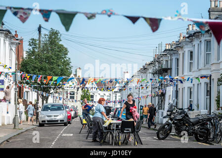 Brighton, UK. 18. Juni 2017. Bewohner von Exeter Street in Brighton immer bereit für die heutige große Get-Together, hielt heute bundesweit Straßenfeste in Erinnerung an die ermordeten MP Jo Cox. Bildnachweis: Andrew Hasson/Alamy Live-Nachrichten Stockfoto