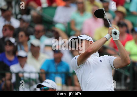 Erin, Wisconsin, USA. 17. Juni 2017. Justin Thomas (USA) Golf: Justin Thomas abschlägt am 1. Loch in der dritten Runde der 117. U.S. Open Championship an Erin Hills Golf Course in Erin im US-Bundesstaat Wisconsin. Bildnachweis: Koji Aoki/AFLO SPORT/Alamy Live-Nachrichten Stockfoto