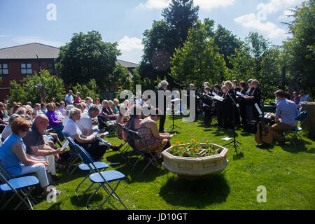 Taube Haus Summer Memories event-Taube Haus Hospiz halten ein Service für Freunde, Familien und Lieben. Die Veranstaltung umfasste eine Anzeige von Hand gestaltete Metall Sonnenblumen, durch Spenden unterstützt und Viele mit Namen eingraviert. Stockfoto