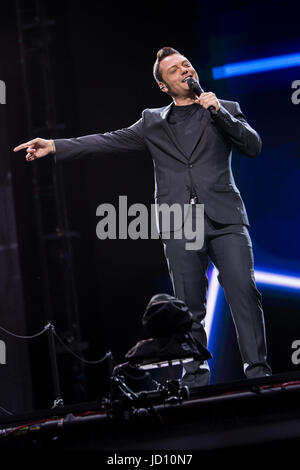 Mailand, Italien. 17. Juni 2017. Der italienische Sänger TIZIANO FERRO führt live auf der Bühne im Stadio San Siro während "Il Mestiere Della Vita Tour" Credit: Rodolfo weitertransferiert/Alamy Live News Stockfoto