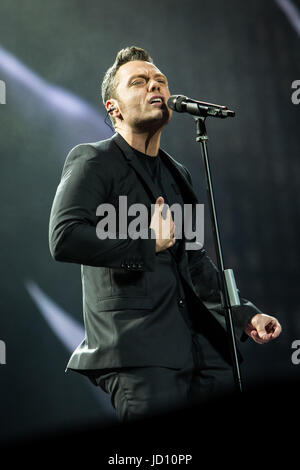 Mailand, Italien. 17. Juni 2017. Der italienische Sänger TIZIANO FERRO führt live auf der Bühne im Stadio San Siro während "Il Mestiere Della Vita Tour" Credit: Rodolfo weitertransferiert/Alamy Live News Stockfoto