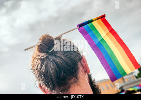 Kiew, Ukraine. 18. Juni 2017. LGBT-Aktivisten nehmen Teil an einer Demonstration von Kiew stolz 2017. Die Straße wurde teilweise durch Gruppen von nationalistischen Aktivisten blockiert, aber der Abstand von 1200 Metern ging durch die Pride-Teilnehmer ohne Unfälle. Mehr als 2000 Menschen nahmen an der stolz. Bildnachweis: Kateryna Olexenko/Alamy Live-Nachrichten Stockfoto