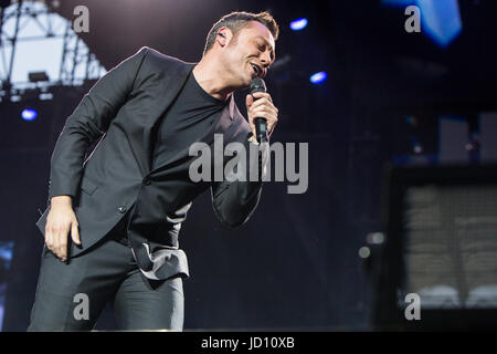 Mailand, Italien. 17. Juni 2017. Der italienische Sänger TIZIANO FERRO führt live auf der Bühne im Stadio San Siro während "Il Mestiere Della Vita Tour" Credit: Rodolfo weitertransferiert/Alamy Live News Stockfoto