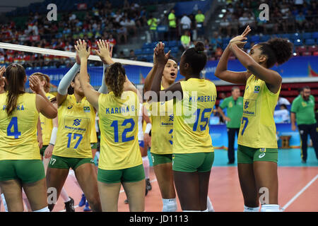 Guangzhou, China Guangdong Provinz. 18. Juni 2017. Spieler von Brasilien feiern nach der Frauen Volleyball-Spiel gegen Südafrika bei 2017 BRICS Games in Guangzhou, Guangdong Provinz Süd-China, 18. Juni 2017. Bildnachweis: Liang Xu/Xinhua/Alamy Live-Nachrichten Stockfoto