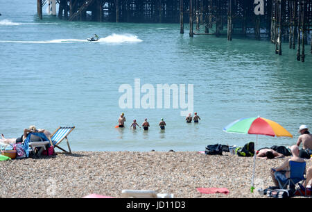 Brighton, UK. 18. Juni 2017. Schwimmer im Meer in Brighton als die Hitzewelle weiter in ganz Großbritannien heute Credit: Simon Dack/Alamy Live News Stockfoto