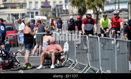 Brighton, UK. 18. Juni 2017. Ein Sonnenanbeter am Straßenrand wie London, Brighton Fahrrad Radfahrer passieren in Brighton als die Hitzewelle in ganz Großbritannien weiter heute Credit: Simon Dack/Alamy Live News Stockfoto