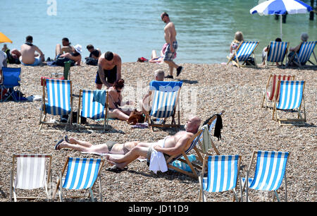 Brighton, UK. 18. Juni 2017. Sonnenanbeter genießen die heiße Sonne am Strand von Brighton, da die Hitzewelle in ganz Großbritannien weiter heute Credit: Simon Dack/Alamy Live News Stockfoto