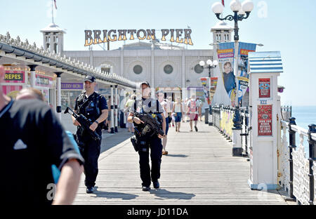 Brighton, UK. 18. Juni 2017. Bewaffnete Polizei vermischen sich mit der Öffentlichkeit über Palace Pier von Brighton in schönen warmen Sonnenschein, wie die Hitzewelle in ganz Großbritannien bis heute andauert. Sicherheit hat in Großbritannien verstärkt worden, da den jüngsten in London und Manchester Credit Terroranschlägen: Simon Dack/Alamy Live News Stockfoto