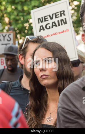 London, UK. 16. Juni 2017. London, UK. 16. Juni 2017. Demonstranten auf einer Laute Kundgebung vor den Toren von Downing St, Whitehall blockieren. Es gab Lautsprecher vom North Kensington Gemeinschaft, Gehäuse-Aktivisten, Bewohner aus anderen Hochhäusern, die SWP und Stand Up zum Rassismus. Sie forderten den Rücktritt von Theresa May und ihr Adjutant Gavin Barwell, als Gehäuse Minister gescheitert, die Änderungen in Vorschriften empfohlen, nachdem der vorherige London Tower Block Brandkatastrophe umzusetzen. Nach einer Kundgebung dort ließen sie um für weitere Proteste bei der BBC und anderswo zu marschieren. Peter Marshall Stockfoto