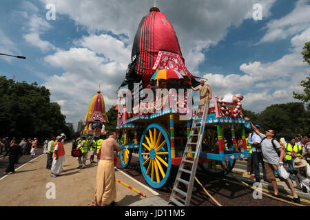 London, UK. 18. Juni 2017. Rathayatra, wurden riesige Holzkarren von Hand in einer großen Prozession vom Hyde Park zum Trafalgar Square von Pilgern und Gläubigen gezogen. Hoch oben auf dem Wagen sind Gottheiten Jagannatha, Balarama und Subhadra, Mädchen gekleidet wie Krishna, blau, Ad Radha, das Flötenspiel. Tausende von Menschen sahen die Prozession in London. Rathayatra hat seinen Ursprung in Jagannatha Puri auf Kosten von Ostindien und stammt aus mehr als 2000 years@Paul Quezada-Neiman/Alamy Live News Bildnachweis: Paul Quezada-Neiman/Alamy Live News Stockfoto