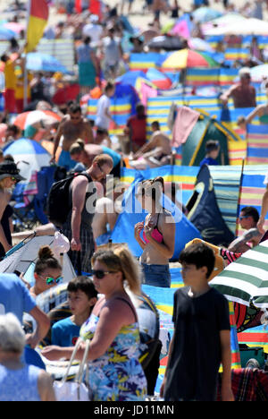 Strand von Weymouth, Dorset, UK. 18. Juni 2017. UK-Wetter: Menschen genießen das warme Wetter am Strand von Weymouth, Dorset, UK Credit: Finnbarr Webster/Alamy Live News Stockfoto