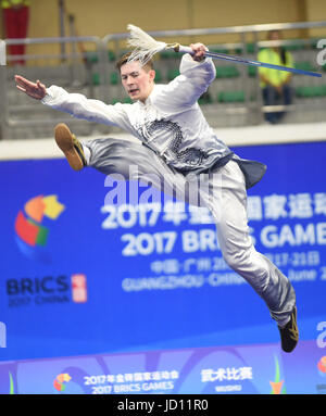 Guangzhou, China Guangdong Provinz. 18. Juni 2017. Ivan Krasnobaev Russlands konkurriert, während die alle Runde Wettbewerb der Herren Taijiquan und Taijijian bei 2017 BRICS Games in Guangzhou, Guangdong Provinz Süd-China, 18. Juni 2017. Bildnachweis: Lu Hanxin/Xinhua/Alamy Live-Nachrichten Stockfoto