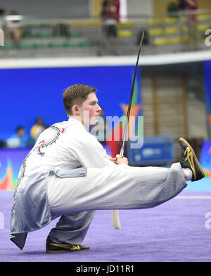 Guangzhou, China Guangdong Provinz. 18. Juni 2017. Ivan Krasnobaev Russlands konkurriert, während die alle Runde Wettbewerb der Herren Taijiquan und Taijijian bei 2017 BRICS Games in Guangzhou, Guangdong Provinz Süd-China, 18. Juni 2017. Bildnachweis: Lu Hanxin/Xinhua/Alamy Live-Nachrichten Stockfoto