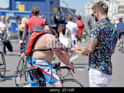 Brighton, UK. 18. Juni 2017. Dieser Radfahrer bekommt ein Bier nach Abschluss die jährliche britische Herz Stiftung von London nach Brighton Bike Ride Credit: Simon Dack/Alamy Live News Stockfoto