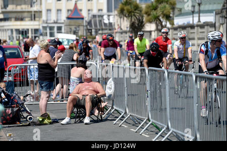 Brighton, UK. 18. Juni 2017. Zeit zum Sonnenbaden auf die jährliche britische Herz Stiftung von London nach Brighton Bike Ride Credit: Simon Dack/Alamy Live News Stockfoto